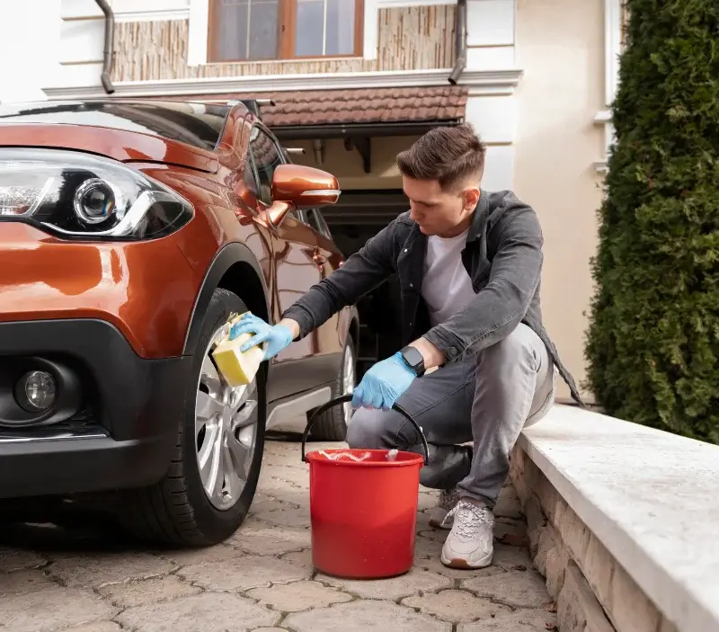 Lavage auto à domicile Escandolières : professionnel intervenant sur un véhicule